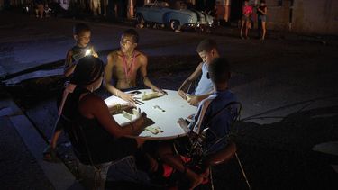 La gente juega dominó en la calle durante un apagón en La Habana, el miércoles 10 de septiembre de 2025. (AP Foto/Ramón Espinosa)