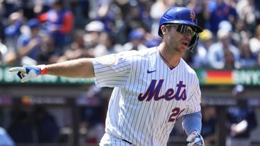 Pete Alonso de los Mets de Nueva York tras batear un jonrón ante los Rays de Tampa Bay, el jueves 18 de mayo de 2023. (AP Foto/Mary Altaffer)