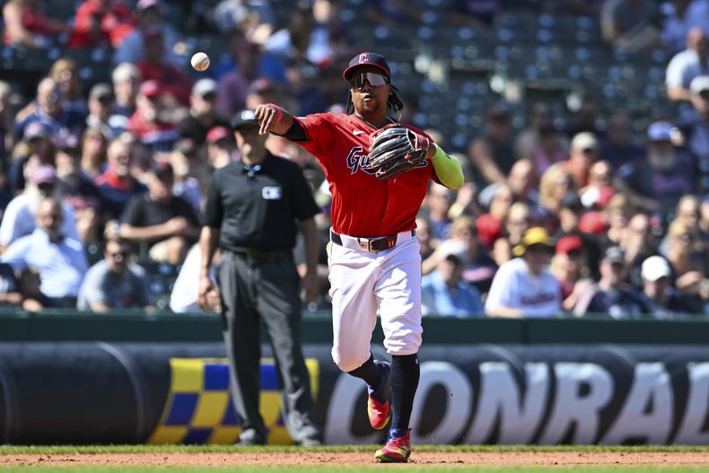 José Ramírez de los Guardianes de Cleveland saca out a Carlos Santana de los Mellizos de Minnesota, el jueves de 19 de septiembre de 2024, en Cleveland. (AP Foto/Nick Cammett)