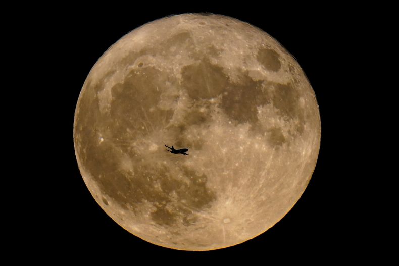ARCHIVO - Un avión pasa frente a una superluna, el 13 de julio de 2022, en Milwaukee. (AP Foto/Morry Gash, Archivo)