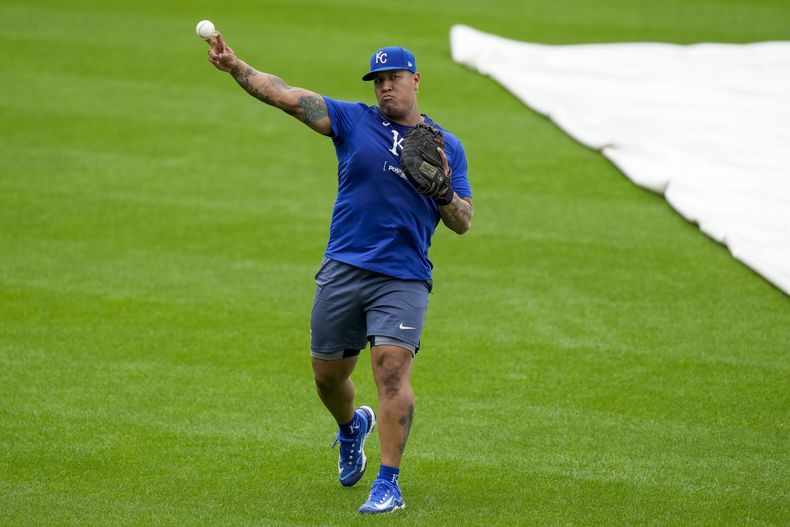 El receptor venezolano de los Reales de Kansas City, Salvador Pérez caliente durante un entrenamiento de béisbol, un día antes de que su equipo enfrente a los Orioles de Baltimore, en el juego de postemporada, lunes 30 de septiembre de 2024, en Baltimore. (AP Foto/Stephanie Scarbrough)
