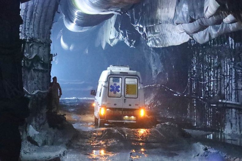 En esta imagen, distribuida por el Departamento de Información y Relaciones Públicas del gobierno de Sikkim, una ambulancia circula por un túnel en construcción de un proyecto hidroeléctrico, en la localidad de Samardung, a unos 40 kms (25 millas) de Gangtok, India, el 20 de julio de 2026. (Gobierno de Sikkim vía AP)