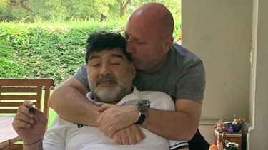 denuncian que a maradona lo emborrachaban en su propia casa, hasta balbucear
