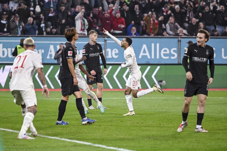 Alexis Claude-Maurice del Augsburg celebra tras anotar en el encuentro ante el Borussia Mönchengladbach en la Bundesliga el viernes 4 de octubre del 2024. (Harry Langer/dpa via AP)