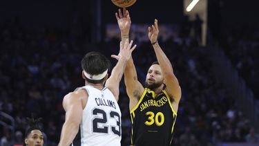 Stephen Curry, base de los Warriors de Golden State, dispara frente a Zach Collins, de los Spurs de San Antonio, durante el partido del viernes 24 de noviembre de 2023 (AP Foto/Jed Jacobsohn)
