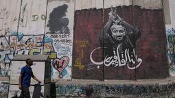 Un mural del activista palestino Marwan Barghouti con la leyenda “Nos vemos pronto”, en la barrera de separación israelí en Belén, Margen Occidental, el 20 de agosto del 2025. (AP foto/Mahmoud Illean)