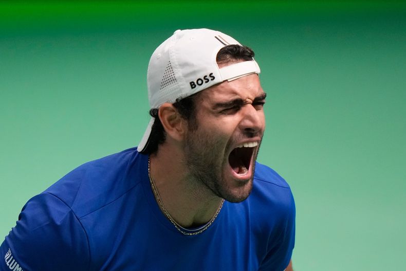 Matteo Berrettini, de Italia, celebra tras derrotar a Jurij Rodionov, de Austria, durante un juego de cuartos de final de la Copa Davis entre Italia y Austria, en Bolonia, Italia, el miércoles 19 de noviembre de 2025. (AP Photo/Luca Bruno)