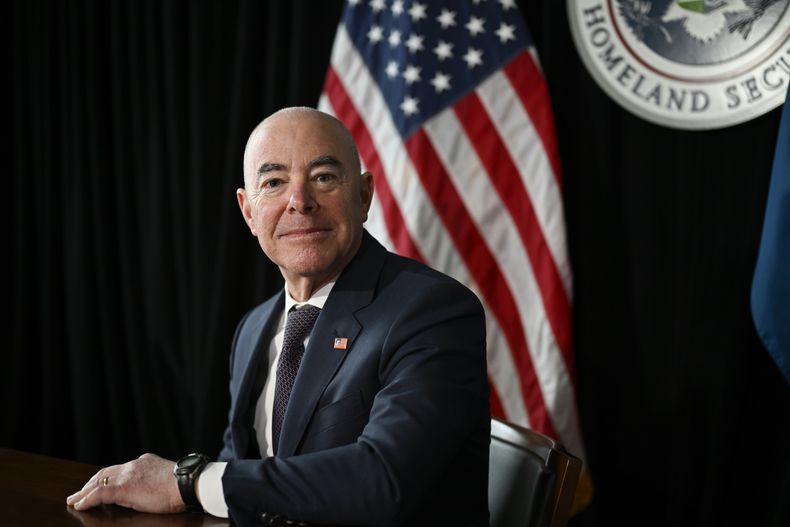 El secretario de Seguridad Nacional saliente Alejandro Mayorkas durante una entrevista el viernes 10 de enero de 2025, en Washington. (AP Foto/John McDonnell)