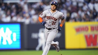 El dominicano Yainer Díaz, de los Astros de Houston, recorre las bases luego de conectar un jonrón en el juego del viernes 4 de agosto de 2023, ante los Yanquis de Nueva York (AP Foto/Frank Franklin II)