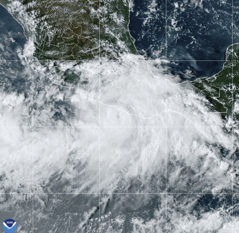 Esta imagen satelital de la Oficina Nacional de Administración Oceánica y Atmosférica de Estados Unidos (NOAA por sus iniciales en inglés) muestra al huracán John, a las 6:10 de la tarde, hora del este de Estados Unidos, del lunes 23 de septiembre de 2024, cerca del sur de México. (NOAA vía AP)