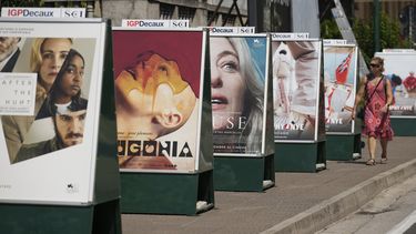 Carteles de películas afuera del hotel Excelsior antes del Festival de Cine de Venecia en Venecia, Italia, el martes 26 de agosto de 2025. (Foto Alessandra Tarantino/Invision/AP)