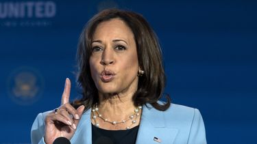 Autobuses con migrantes frente a la casa de Kamala Harris
