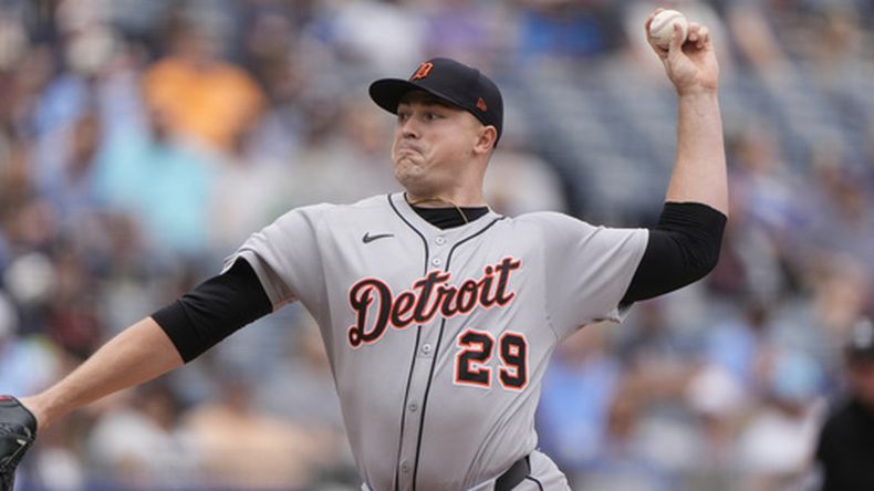 ARCHIVO - Tarik Skubal de los Tigres de Detroit lanza durante un juego contra los Reales de Kansas City, el 31 de agosto de 2025, en Kansas City. (AP Foto/Charlie Riedel)