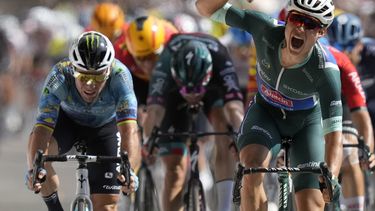 Jasper Philipsen, de Bélgica, celebra mientras cruza la meta al final de la etapa siete del Tour de Francia, después de un recorrido de 170 kilómetros (105.5 millas) con arrancada en Mont-de-Marsan y meta en Burdeos, Francia, el viernes 7 de julio de 2023. El británico Mark Cavendish, izquierda, terminó segundo. (AP Foto/Thibault Camus)