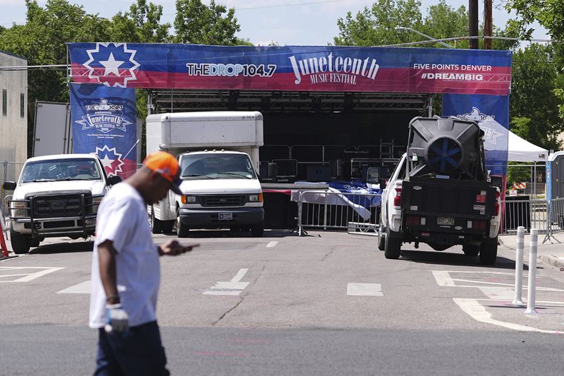 Un escenario donde habrá presentaciones musicales con motivo de Juneteenth en Denver, Colorado, el 14 de junio del 2025. (AP foto/David Zalubowski)