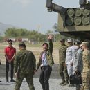 El presidente filipino Ferdinand Marcos Jr. durante maniobras militares en la provincia Zambales, en el norte de Filipinas, el 26 de abril de 2023. (AP foto/Aaron Favila)