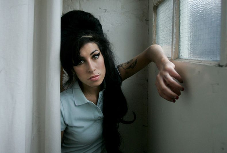 ARCHIVO - La cantante británica Amy Winehouse posa para un retrato tras ser entrevistada por The Associated Press en un estudio del norte de Londres, el viernes 16 de febrero de 2007. (Foto AP/Matt Dunham, archivo)
