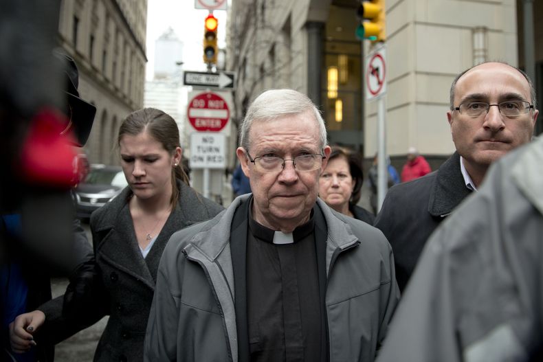 El sacerdote cat&oacute;lico William Lynn sale de la corte tras una audiencia el lunes 6 de enero de 2014 en Filadelfia. Lynn gan&oacute; recientemente una apelaci&oacute;n a su condena por abuso sexual pero debe llevar un dispositivo electr&oacute;nico.