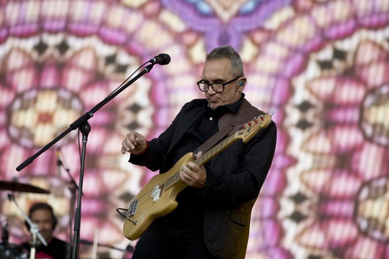ARCHIVO - El vocalista principal del grupo de rock argentino Enanitos Verdes, Marciano Cantero, y el baterista Daniel Piccolo se presentan durante el festival Vive Latino en la Ciudad de México, el 19 de marzo de 2017. (Foto AP/Rebecca Blackwell, archivo)