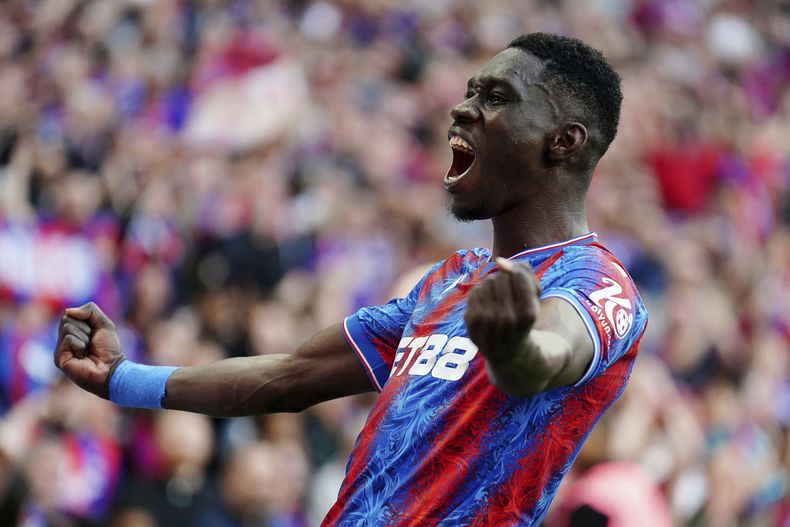 Ismaila Sarr celebra tras marcar el segundo gol de Crystal Palace en la victoria 3-0 ante Aston Villa en las semifinales de la Copa FA, el sábado 26 de abril de 2025. (Mike Egerton/PA vía AP)