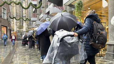 Personas hacen fila fuera de la chocolatería Lindt para comprar una edición limitada de Chocolate Dubái, el jueves 14 de noviembre de 2024, en Aachen, Alemania. (AP Foto/Daniel Niemann)