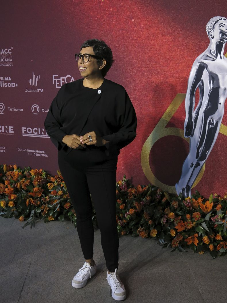 La cineasta mexicano-salvadoreña Tatiana Huezo, del documental El Eco, posa para fotógrafos a su llegada al encuentro de nominados de la 66a edición del Premio Ariel de la Academia Mexicana de Artes y Ciencias Cinematográficas, en la Ciudad de México, el miércoles 21 de agosto de 2024. (Foto AP/Berenice Bautista)