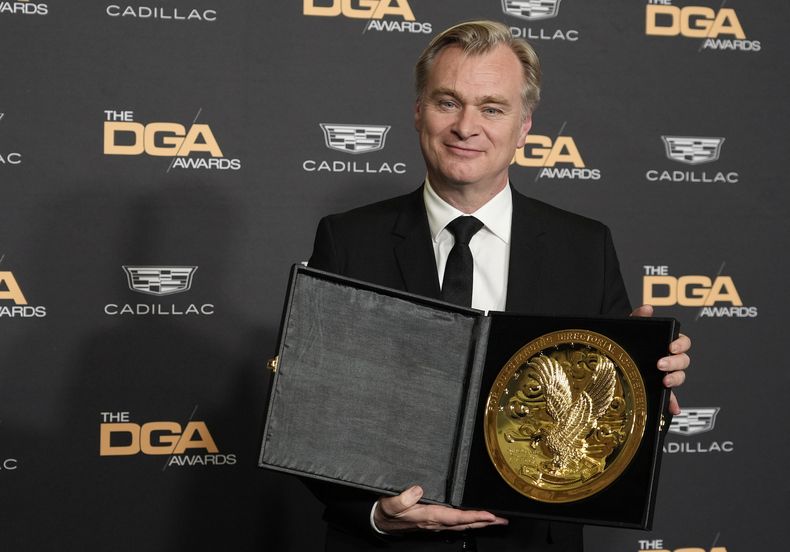 Christopher Nolan, director de la película Oppenheimer, posa con su premio DGA a la mejor película en la 76a entrega de los Premios DGA del Sindicato de Directores de Estados Unidos, el sábado 10 de febrero de 2024 en Beverly Hills, California. (Foto AP/Chris Pizzello)