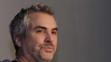 americateve | Archivo - En esta fotograf&iacute;a de archivo del 16 de octubre de 2013 el director de cine mexicano Alfonso Cuar&oacute;n posa durante una conferencia de prensa en la Ciudad de M&eacute;xico. Cuar&oacute;n cuestion&oacute; la reforma energ&eacute;tica e