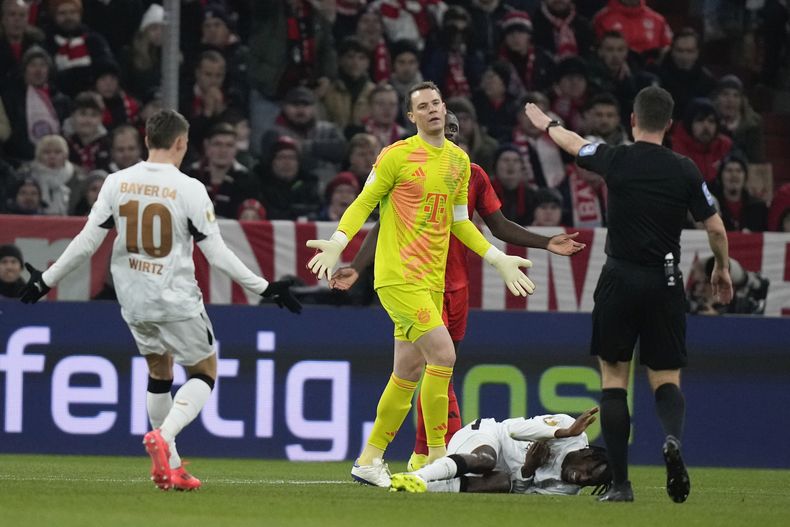 Jeremie Frimpong de Bayer Leverkusen aparece tirado en el campo tras ser víctima de una falta de Manuel Neuer, el arquero del Bayern de Múnich, en los octavos de final de la Copa de Alemania, el lunes 3 de diciembre de 2024, en Múnich. (AP Foto/Matthias Schrader)