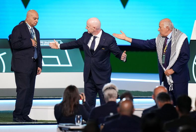 El presidente de la Asociación de Fútbol Palestina Jibril Rajoub se rehúsa a darle la mano al presidente de la Asociación de Fútbol de Israel Basim Sheikh Suliman junto al presidente de la FIFA President Gianni Infantino durante el 76mo Congreso de la FIFA el jueves 30 de abril del 2026. (Darryl Dyck/The Canadian Press via AP)