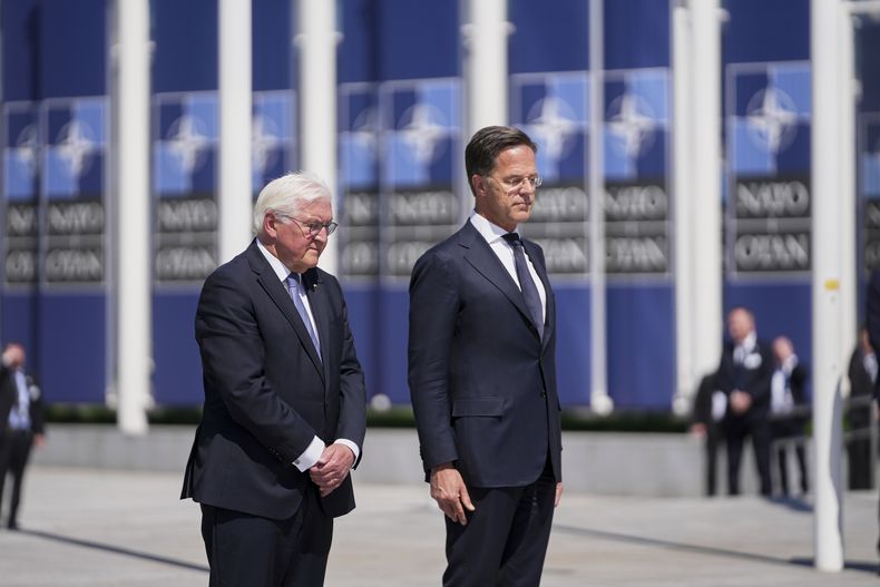 El presidente de Alemania, Frank-Walter Steinmeier, a la izquierda, y el secretario general de la OTAN, Mark Rutte, participan en una ceremonia de colocación de ofrendas florales para conmemorar el 70 aniversario de la adhesión de Alemania a la OTAN en la sede de la Alianza en Bruselas, el lunes 28 de abril de 2025. (AP Foto/Virginia Mayo)