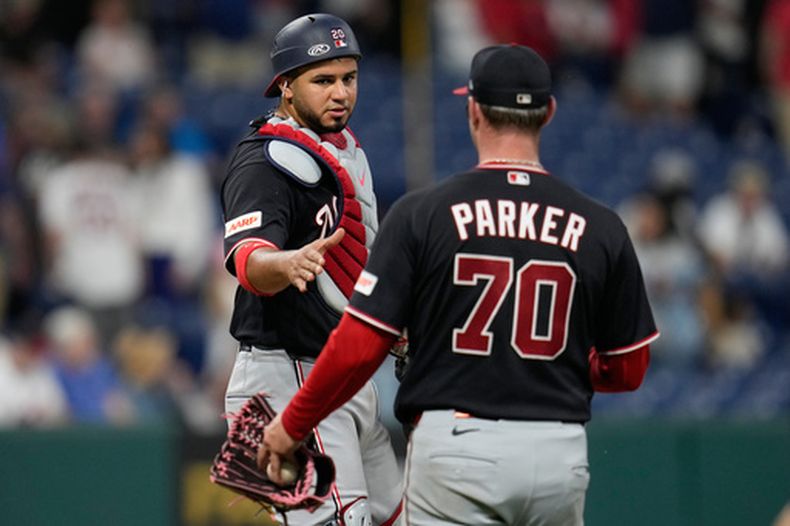El venezolano Keibert Ruiz, de los Nacionales de Washington, felicita al lanzador Mitchell Parker, tras el triunfo sobre los Guardianes de Cleveland, el martes 26 de mayo de 2026 (AP Foto/Sue Ogrocki)