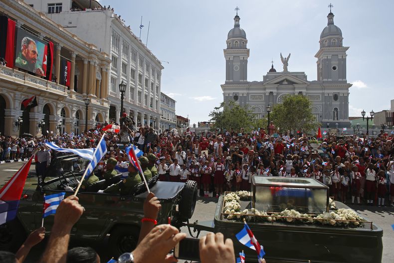 CAR-REP_FIDEL_CASTRO-CEMENTERIO-0.jpg