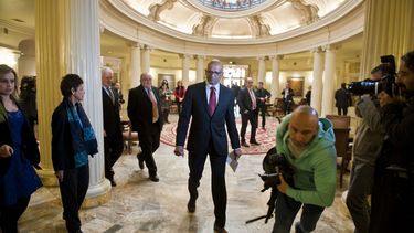 americateve | Ram Manikkalingam, un miembro de la Comisi&oacute;n Internacional de Verificaci&oacute;n que sigue el anuncio de tregua dado por ETA en el 2011, centro, tras una rueda de prensa en Bilbao, Espa&ntilde;a, el viernes 21 de febrero del 2014 tras hablar de la