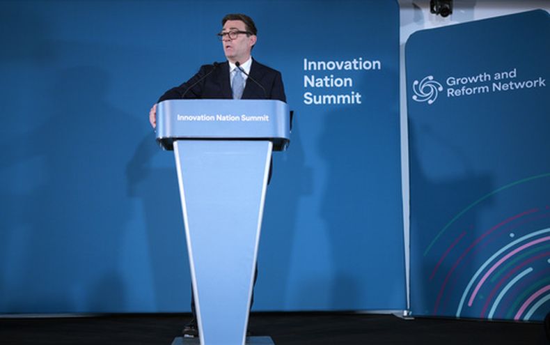 El primer ministro británico Andy Burnham ofrece un discurso en Manchester, Inglaterra, el 9 de octubre del 2026. (Christopher Furlong/Pool Photo via AP)