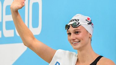Summer McIntosh saluda a los aficionados tras establecer un nuevo récord mundial en la final de los 200 metros mariposa femeninos en las pruebas clasificatorias de natación de Canadá en Montreal, el domingo 5 de julio de 2026. (Graham Hughes/The Canadian Press vía AP)