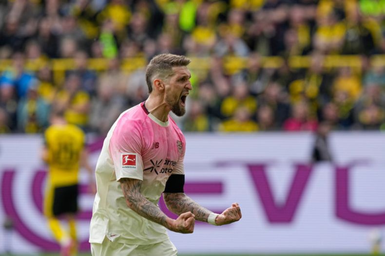 Robert Andrich del Bayern Leverkusen celebra tras anotar en el encuentro de la Bundesliga ante el Borussia Dortmund el sábado 11 de abril del 2026. (AP Foto/Martin Meissner)