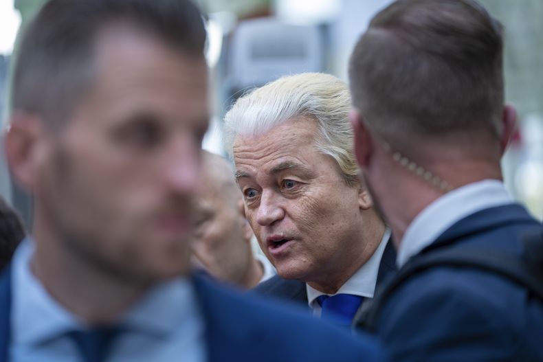 ARCHIVO - El legislador de extrema derecha Geert Wilders del Partido por la Libertad es entrevistado en La Haya, Holanda, el jueves 6 de junio de 2024. (AP Foto/Peter Dejong, Archivo)