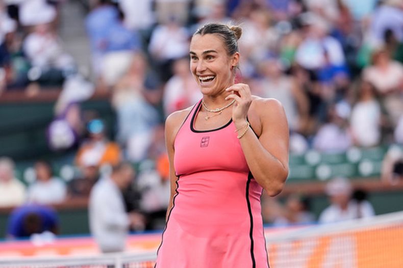 La bielorrusa Aryna Sabalenka festeja luego de vencer a la checa Linda Noskova en la semifinal de Indian Wells, California, el viernes 13 de marzo de 2026 (AP Foto/Mark J. Terrill)
