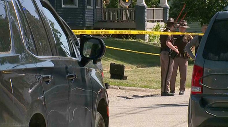 Foto tomada de video de la emisora WQAD, que muestra a la policía investigando el tiroteo en Muscatine, Iowa, el 1 de junio del 2026. (WQAD via AP)