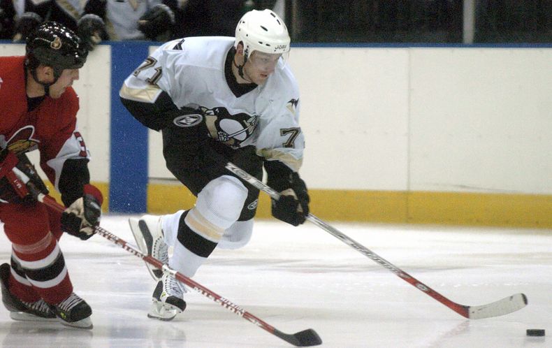 ARCHIVO - Lance Ward (izquierda) de los Senators de Ottawa marca a Konstantin Koltsov de los Penguins de Pittsburgh en una juego de pretemporada de la NHL en Binghamton, Nueva York, el 23 de septiembre de 2005. Koltsov ha fallecido. Tenía 42 años. (Diogenes Agcaoili Jr./Press & Sun-Bulletin vía AP)