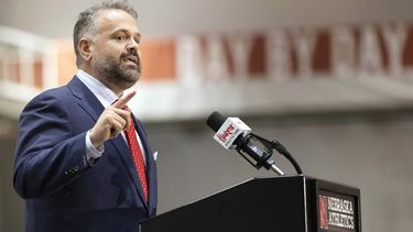 Fuente AP: Rhule interpone demanda de arbitraje en la NFL