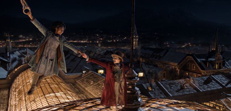 En esta imagen proporcionada por Warner Bros. Pictures, Calah Lane, izquierda, y Timothee Chalamet en una escena de Wonka. (Warner Bros. Pictures vía AP)