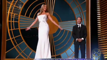 americateve | La colombiana Sofía Vergara protagonizó el momento más polémico de la 66 edición de la ceremonia de entrega de los Emmy al ejercer de mujer objeto en una broma sobre el escenario del teatro Nokia de Los Ángeles que no hizo gracia a muchos espectadores.