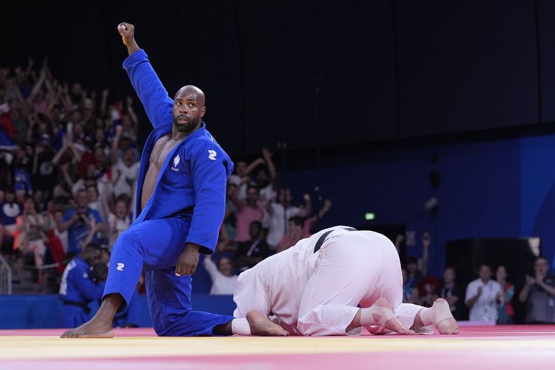 El francés Teddy Riner festeja luego de imponerse al japonés Tatsuru Saito en la categoría de más de 90 kilogramos de judo, como parte de la competencia por equipos, en los Juegos Olímpicos de París, el sábado 3 de agosto de 2024 (AP Foto/Eugene Hoshiko)