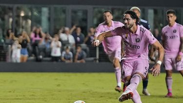 El ecuatoriano Leonardo Campana, del Inter Miami, convierte un penal el sábado 9 de septiembre de 2023, ante Sporting Kansas City en Fort Lauderdale, Florida (AP Foto/Wilfredo Lee)