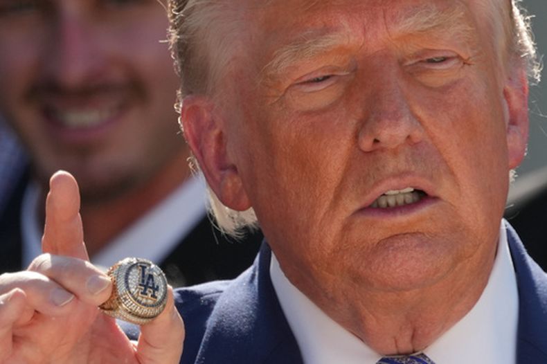El presidente de Estados Unidos, Donald Trump, sostiene un anillo de campeonato durante un evento en honor de los Dodgers de Los Ángeles, campeones de la Serie Mundial, en el Rosedal de la Casa Blanca, el jueves 23 de julio de 2026, en Washington. (AP Photo/Alex Brandon)