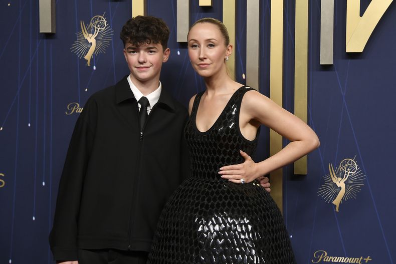 Owen Cooper, izquierda, y Erin Doherty llegan a la 77.ª edición de los Premios Emmy el domingo 14 de septiembre de 2025 en el Teatro Peacock de Los Ángeles. (Foto Richard Shotwell/Invision/AP)