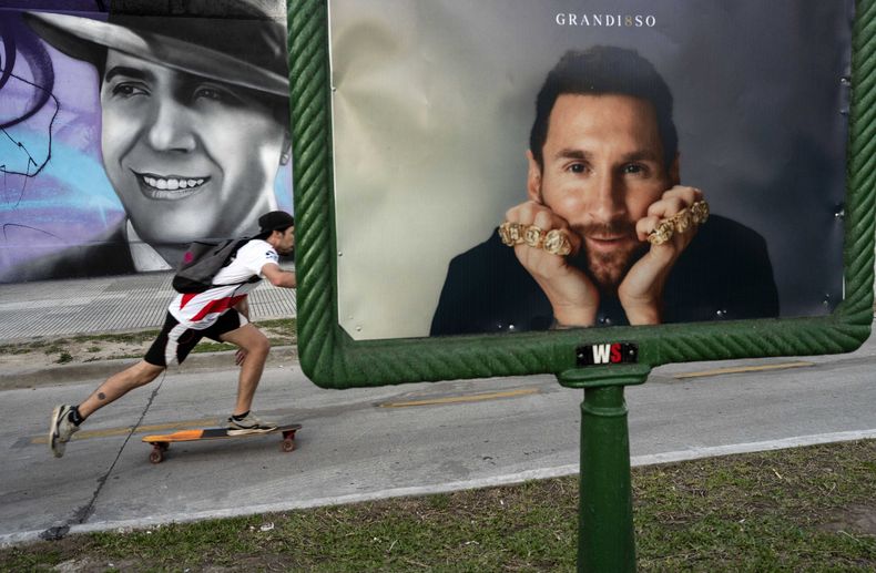 Un individuo patina cerca de un anuncio publicitario con la imagen del delantero argentino Lionel Messi, el lunes 6 de noviembre de 2023, en Buenos Aires. (AP Foto/Rodrigo Abd)