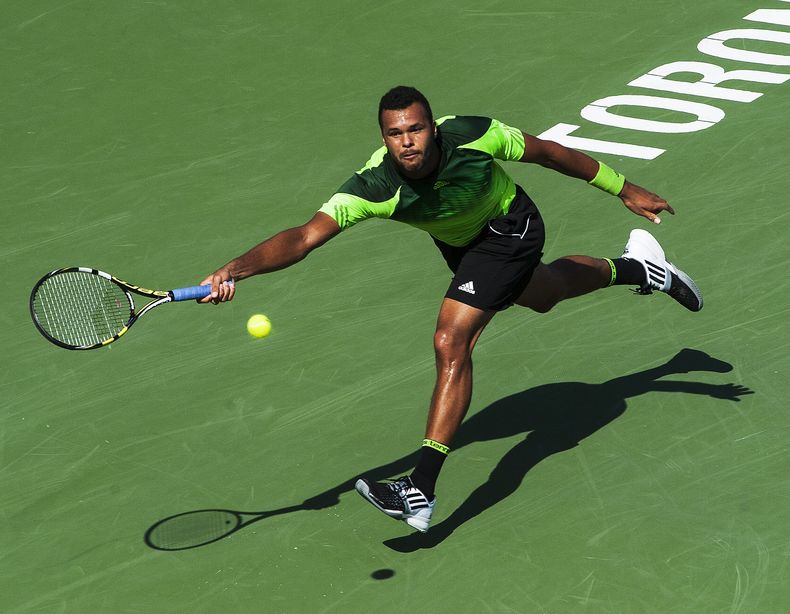 El franc&eacute;s Jo-Wilfried Tsonga devuelve un disparo del suizo Roger Federer en la final del Masters de Toronto, el domingo 10 de agosto de 2014 (AP Foto/The Canadian Press, Aaron Vincent Elkaim)